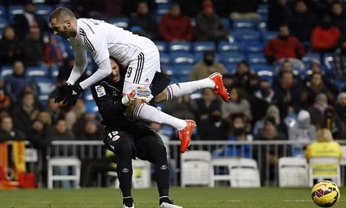 Cau thu len goi ha guc thu mon trong chop mat