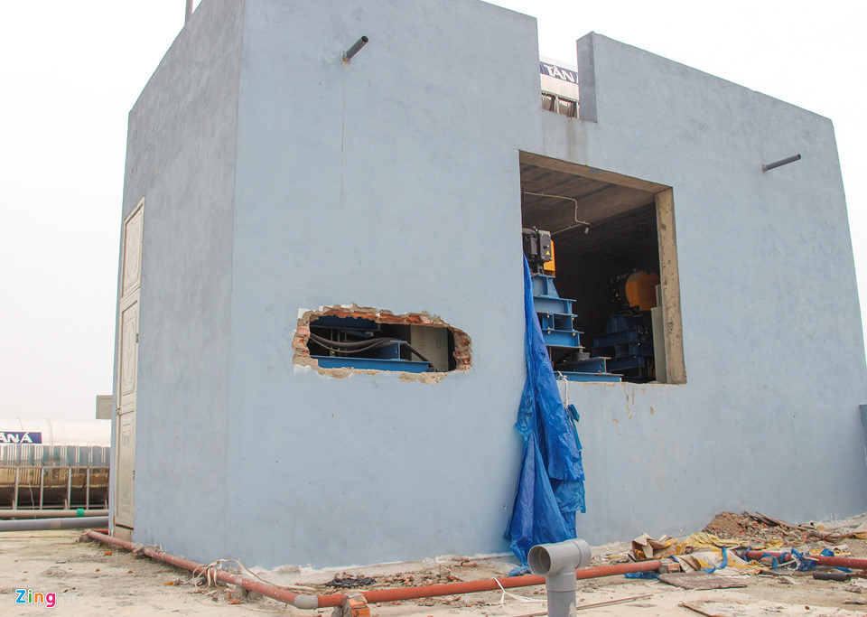 Ở tầng thượng của tòa chung cư, bộ phận điều hành thang máy của tòa nhà chưa được che chắn kỹ càng, lộ ra phần máy móc.