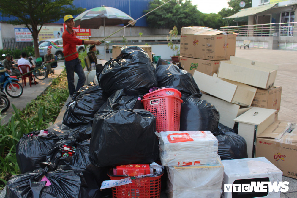Những túi đồ đạc được đưa xuống dưới để phục vụ sinh hoạt trong nơi ở tạm.