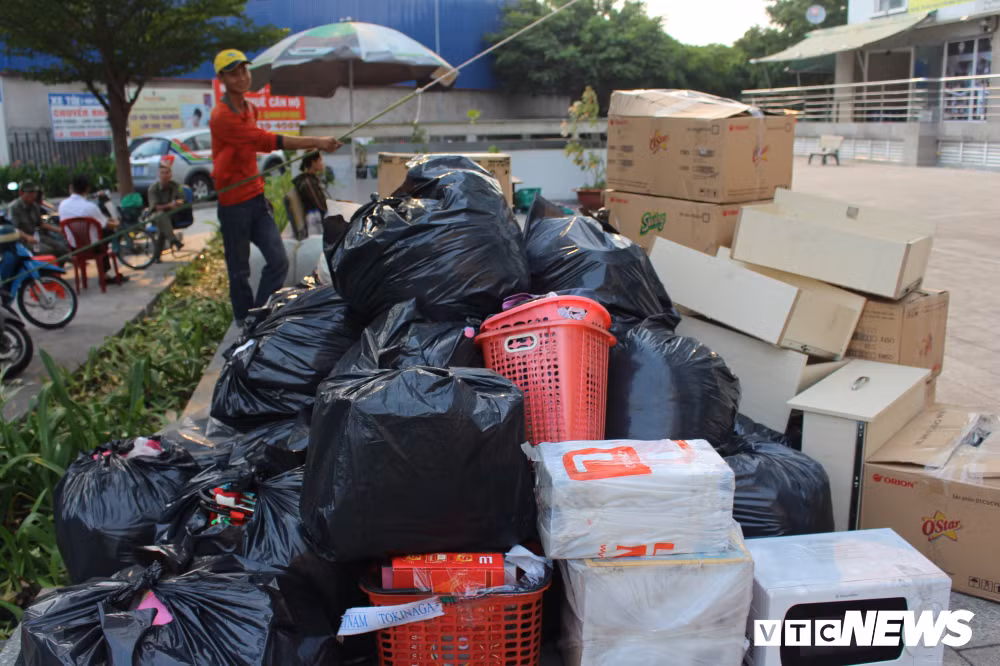 Những túi đồ đạc được đưa xuống dưới để phục vụ sinh hoạt trong nơi ở tạm.