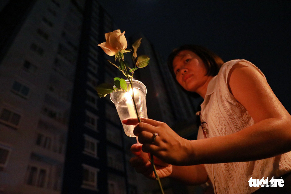 Hoa hồng trắng dành cho nạn nhân vụ cháy chung cư Carina.