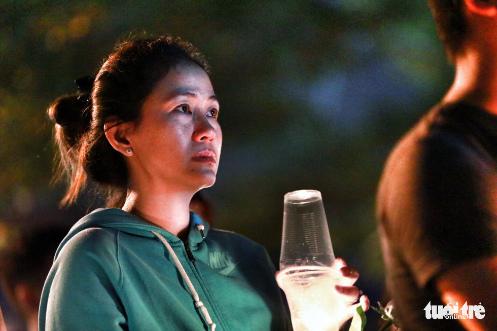 Một người dân rưng rưng nước mắt cầu nguyện cho các nạn nhân trong vụ cháy.