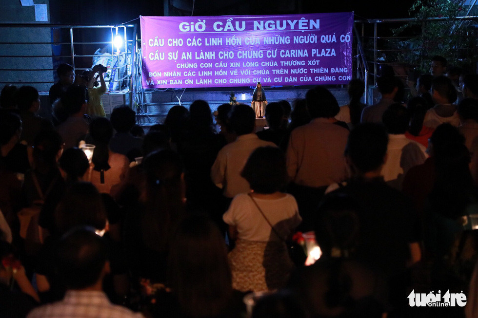 Người đến dự lễ cầu nguyện ngày càng đông.