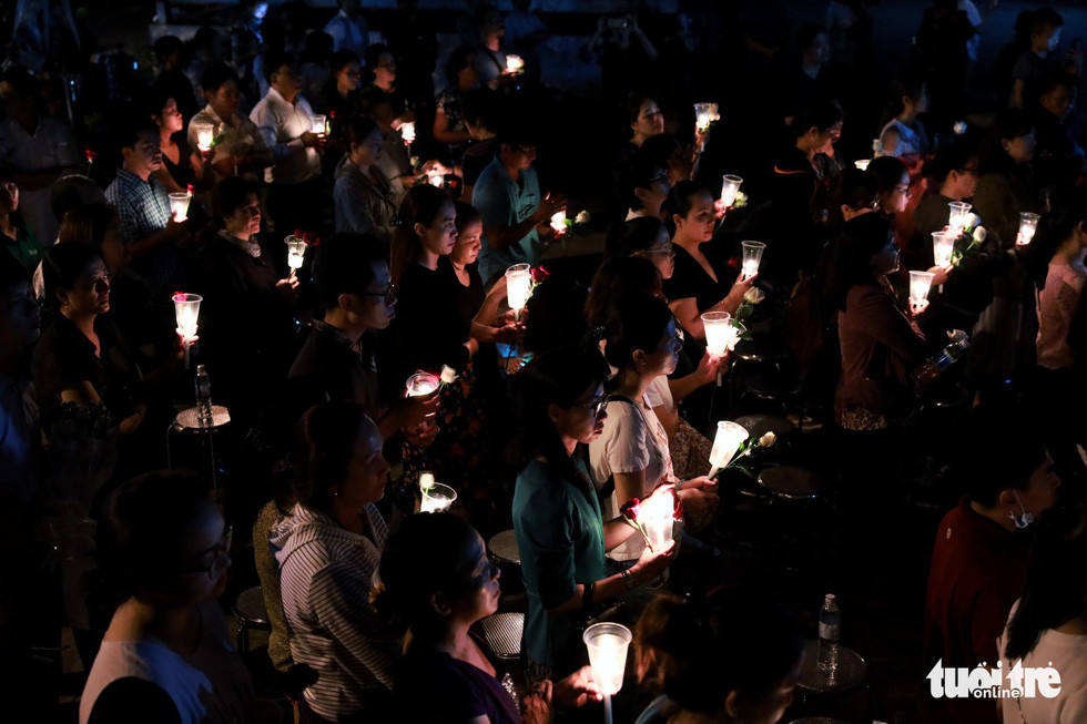 Những ngọn nến được thắp lên trong buổi lễ cầu nguyện nạn nhân Carina Plaza.