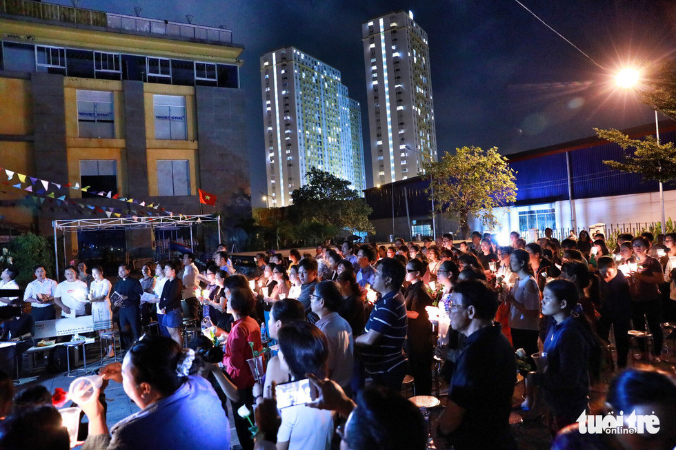 Hàng trăm người dân là thân nhân, hàng xóm với các nạn nhân tham gia cầu nguyện.