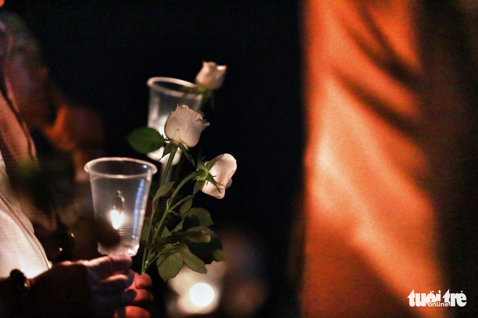 Những bông hồng trắng dành cho các nạn nhân.