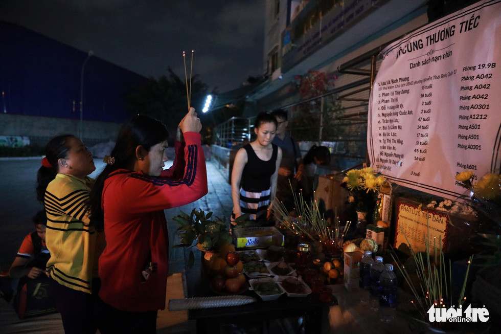 Người dân đến thắp hương cho người đã khuất.