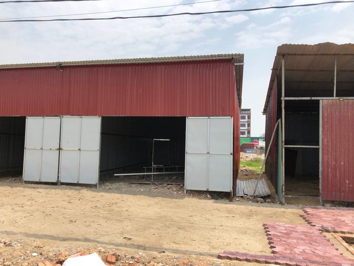 Một số nhà tạm vẫn đang được dựng lên.