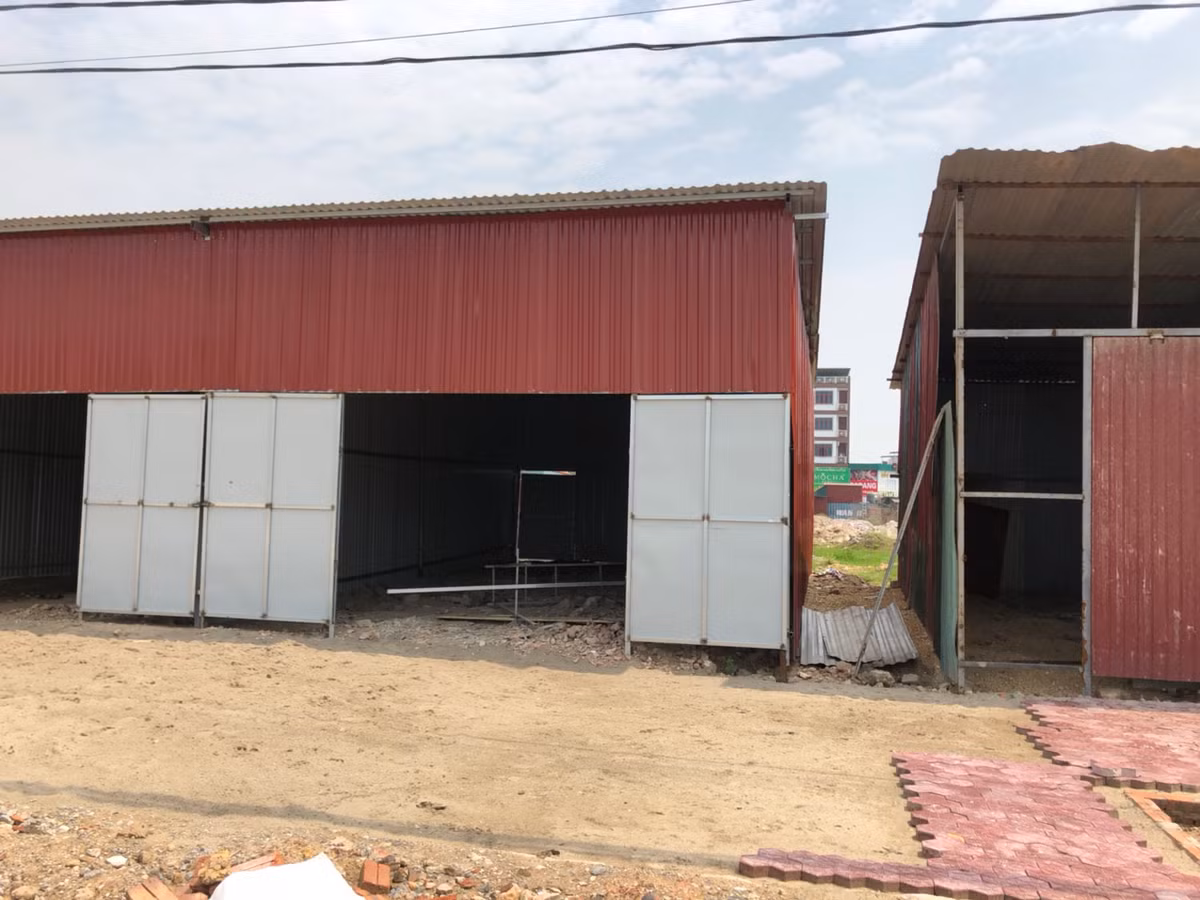 Một số nhà tạm vẫn đang được dựng lên.