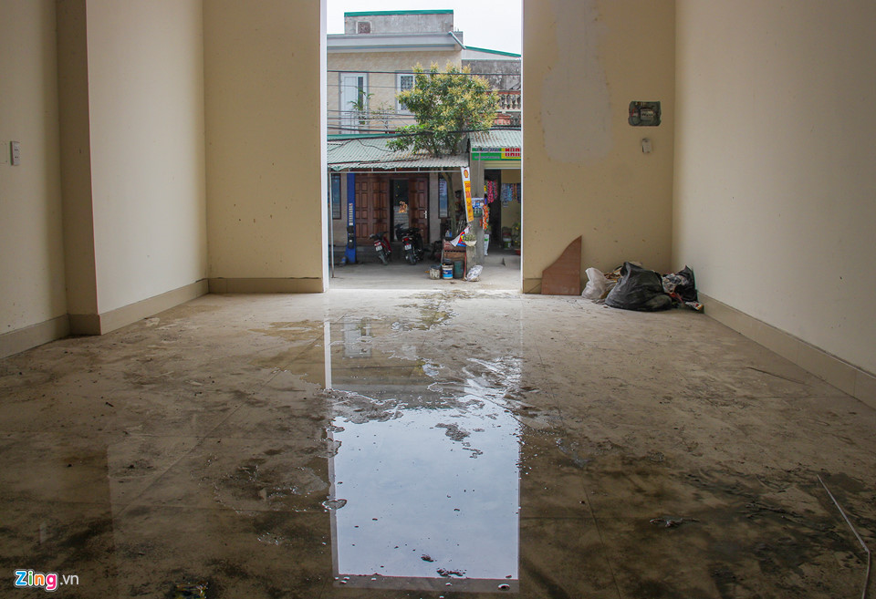 Nhiều tầng của tòa chung cư còn nhếch nhác.