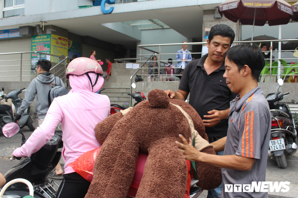 Một gia đình dùng xe máy để chở hàng hóa qua chỗ ở tạm.