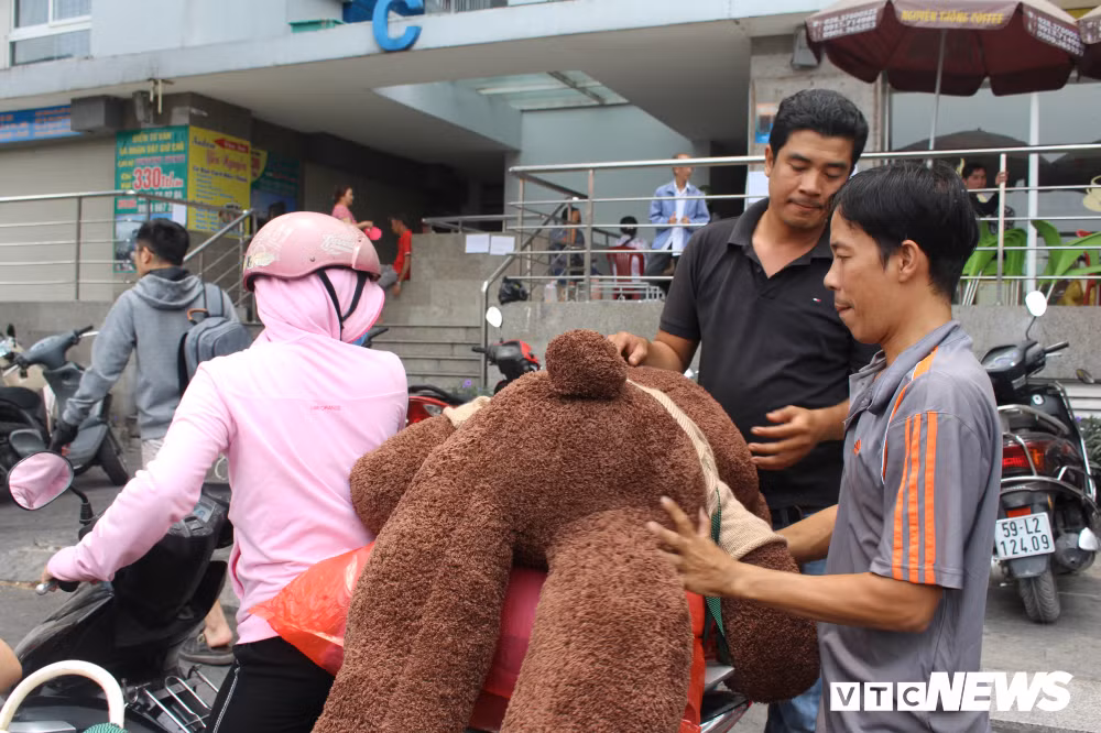 Một gia đình dùng xe máy để chở hàng hóa qua chỗ ở tạm.