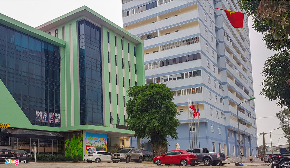 Toà nhà vốn dự kiến hoàn thành đưa vào sử dụng từ cuối năm 2016, song chậm tiến độ hơn 2 năm. Dù dở dang nhưng chủ đầu tư đã để 79 hộ dân vào ở từ tháng 11/2017