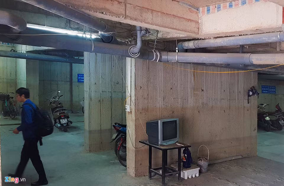 Bên trong tầng hầm để xe máy chưa được lắp đặt các thiết bị chữa cháy nếu xảy ra sự cố.