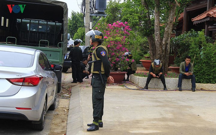 Ông Hà Văn Thảo, tổ phó Tổ dân phố 4, phường Ngô Mây được lực lượng chức năng mời chứng kiến việc khám xét cho biết: tại thời điểm khám xét Hoàng Văn Sơn không có nhà mà chỉ có Trần Văn Quang người giúp việc của gia đình. Sau khoảng 4 tiếng khám xét lực lượng chức năng đã niêm phong thu giữ tại nhà Hoàng Văn Sơn 2 mã tấu, đầu thu camera giám sát, 2 két sắt...