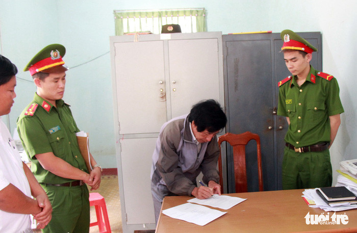 Ông Huỳnh Bê ký vào các quyết định đã được Công an tống đạt - Ảnh: TRUNG ÂN