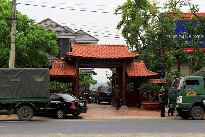 Việc khám xét nhà Hoàng Văn Sơn, biệt danh “Sơn Cầu Giấy” - nghi phạm nổ súng ở Kon Tum tại địa chỉ 77, đường Phan Đình Phùng, thuộc Tổ dân phố 4, phường Ngô Mây, thành phố Kon Tum được lực lượng chức năng tỉnh Kon Tum bắt đầu từ khoảng 8 giờ sáng và đến 12 giờ trưa mới kết thúc. Trong suốt quá trình khám xét nhà Hoàng Văn Sơn, lực lượng chức năng không cho bất cứ người dân nào ra vào ngôi nhà này. Bên ngoài cổng chính và cả phía sau ngôi nhà hướng ra phía cánh đồng đều có lực lượng Cảnh sát cơ động Công an tỉnh Kon Tum chốt giữ.