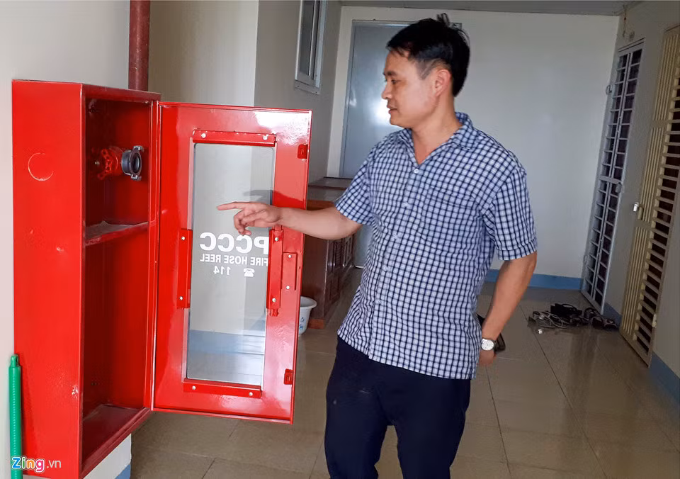 Anh Nguyễn Cảnh Toàn (cư dân tại khu chung cư) cho biết từ khi bàn giao nhà đến nay chủ đầu tư cũng không lắp đặt thêm thiết bị gì khác. "Cư dân ở đây nhiều lần kêu và gửi đơn lên chủ đầu tư nhưng chưa nhận được phản hồi", anh nói.