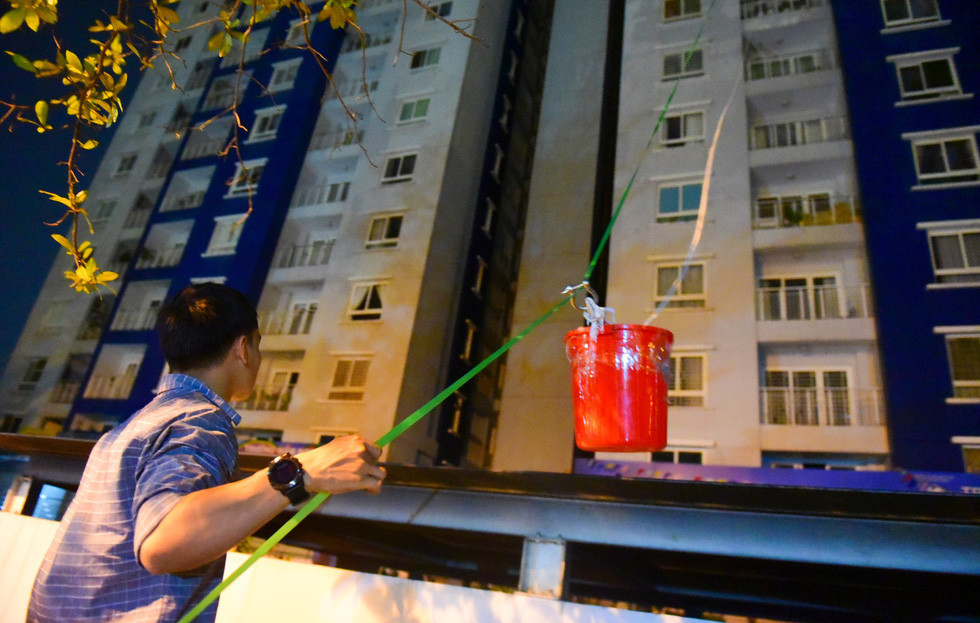 Tới 19h, công việc chuyển đồ ra khỏi chung cư Carina Plaza vẫn diễn ra hối hả.