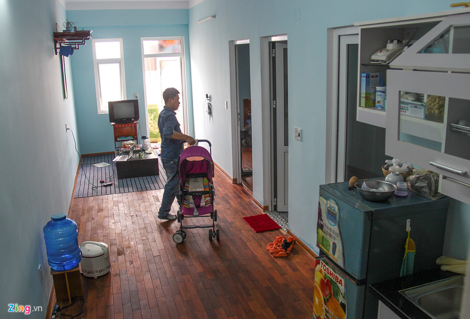 "Căn hộ tôi mua từ năm 2016 nhưng chậm tiến độ và mới bàn giao tháng 11/2017 với diện tích 53,3 m2, giá bán 10 triệu đồng/m2. Nhận nhà ở nhưng nhiều công trình chưa hoàn thiện, nhất là PCCC. Trót mua rồi không chuyển vào sẽ phát sinh thêm nhiều chi phí nên đành liều mạng", một cư dân ở khu chung cư cho hay.