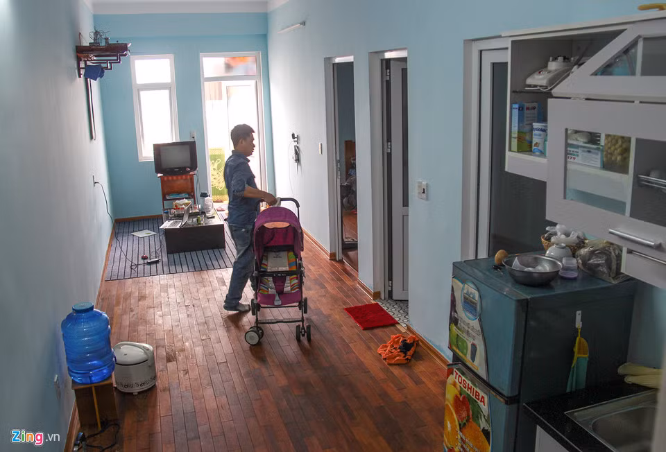 "Căn hộ tôi mua từ năm 2016 nhưng chậm tiến độ và mới bàn giao tháng 11/2017 với diện tích 53,3 m2, giá bán 10 triệu đồng/m2. Nhận nhà ở nhưng nhiều công trình chưa hoàn thiện, nhất là PCCC. Trót mua rồi không chuyển vào sẽ phát sinh thêm nhiều chi phí nên đành liều mạng", một cư dân ở khu chung cư cho hay.