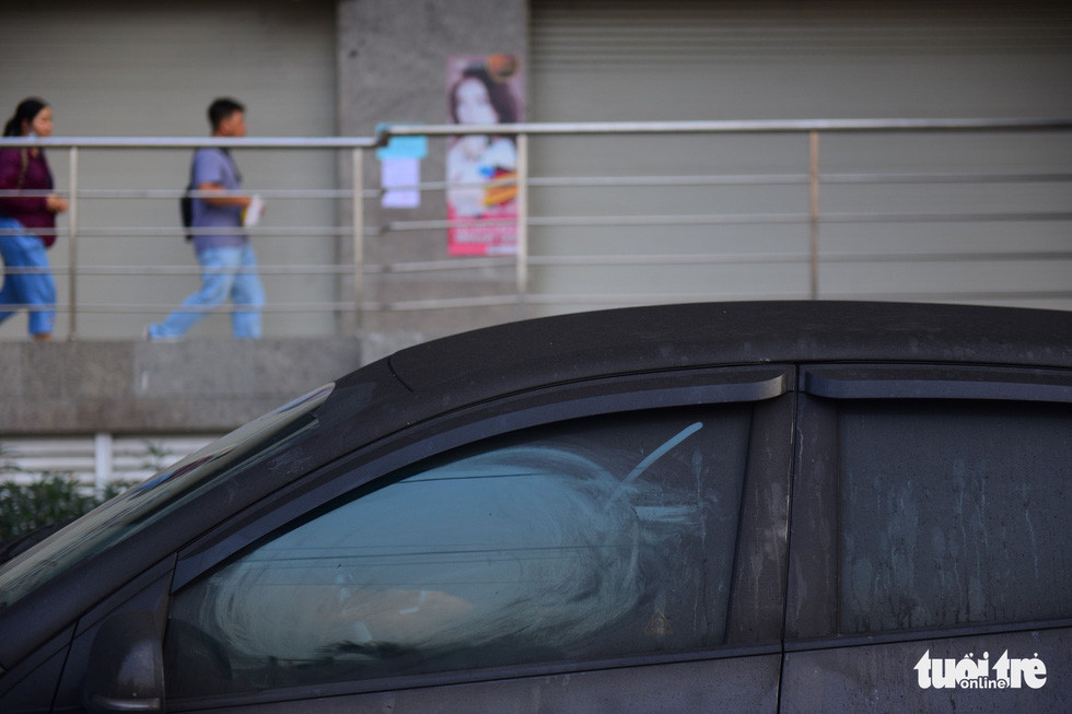 Sau thông báo chính thức đầu tiên của chủ đầu tư chung cư Carina Plaza vào tối 25-3, hôm nay người dân sinh sống tại đây được đưa những phương tiện hư hỏng ở hầm đem đi sửa chữa.