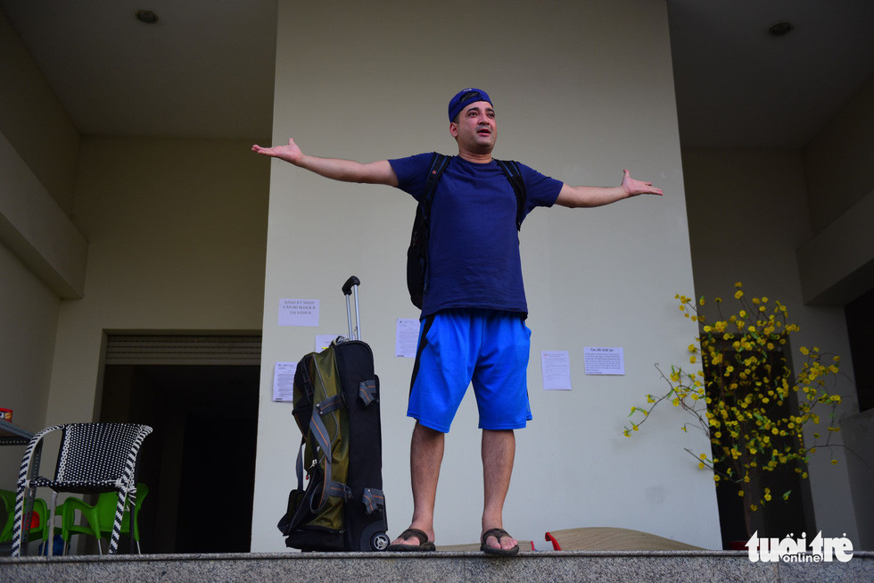 Cuộc sống của người nước ngoài sinh sống tại đây bị đảo lộn khi không có gia đình, người thân trong lúc hoạn nạn.