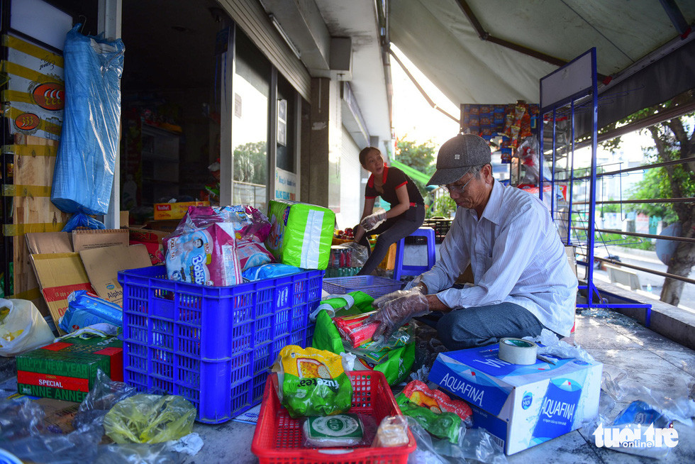 Chú Đặng Văn Kiếm từ Tiền Giang lên đây phụ giúp con trai dọn dẹp lại tiệm tạp hóa sau đám cháy. Hơn nửa hàng hóa đã bị hư hỏng sau vụ hỏa hoạn sáng 23-3.