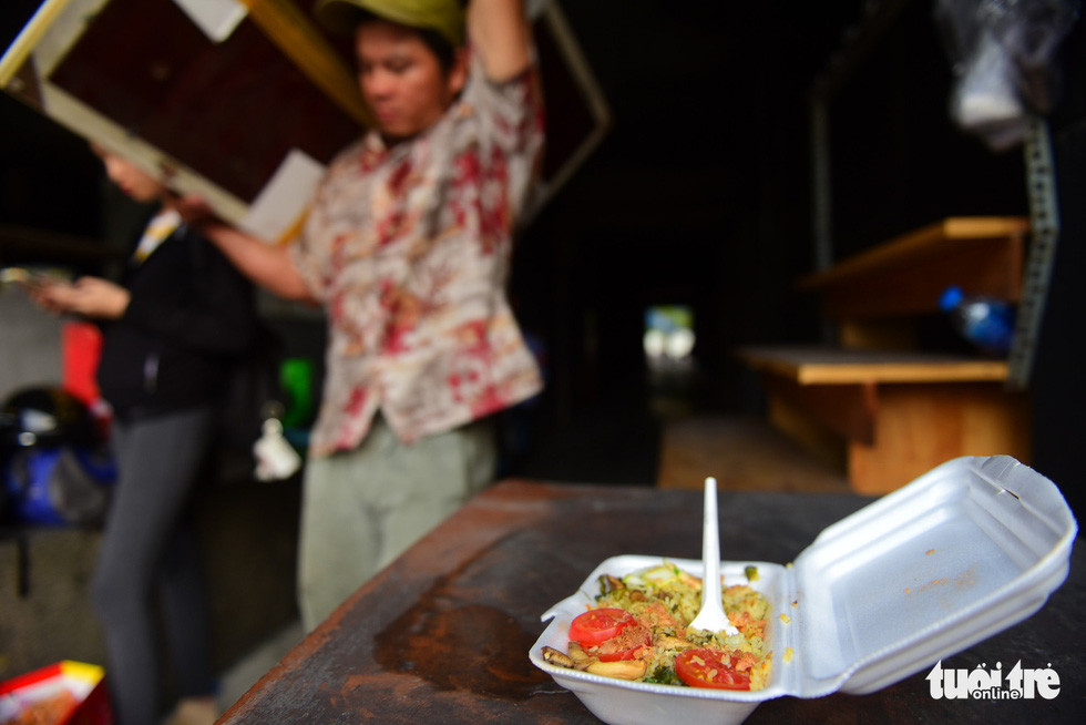 Người dân tất bật chuyển đồ đạc tới nỗi đến 17h chiều, họ vẫn chưa kịp ăn hộp cơm.