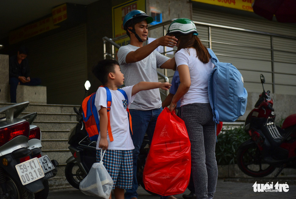 Nhiều gia đình trở về Carina Plaza lấy đồ rất vội vã, trước mắt họ còn rất nhiều khó khăn từ sinh hoạt tới công việc...