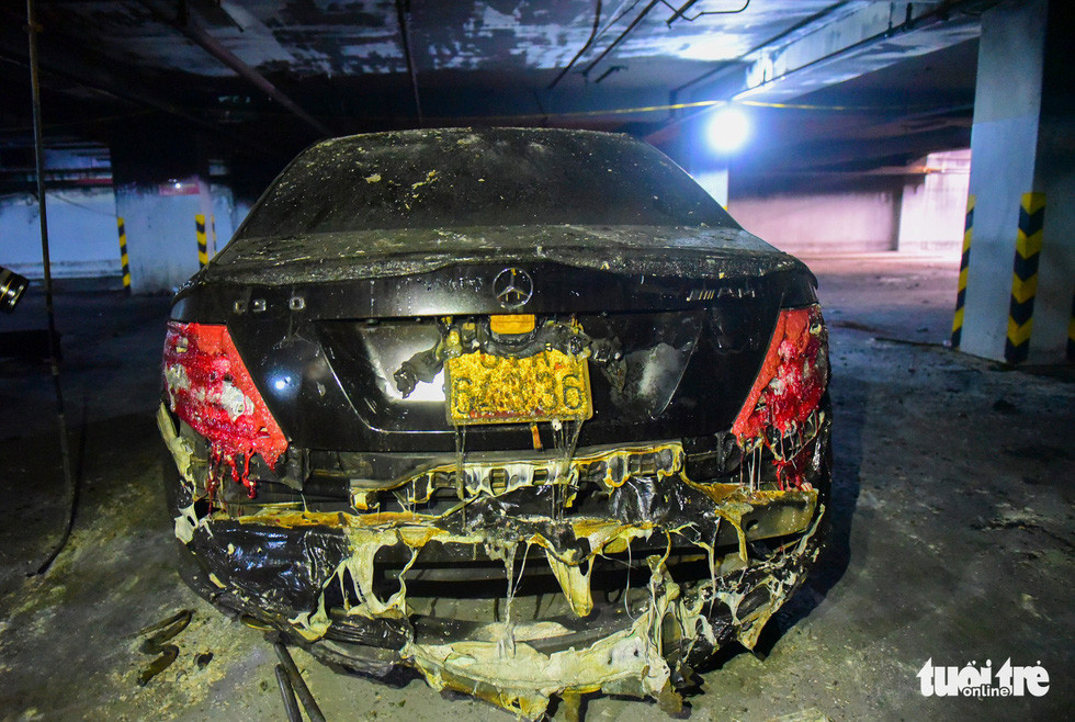 Xe hơi hạng sang này có một phần may mắn khi không bị thiêu trụi hoàn toàn, phần vỏ xe bị nóng chảy một số vị trí.
