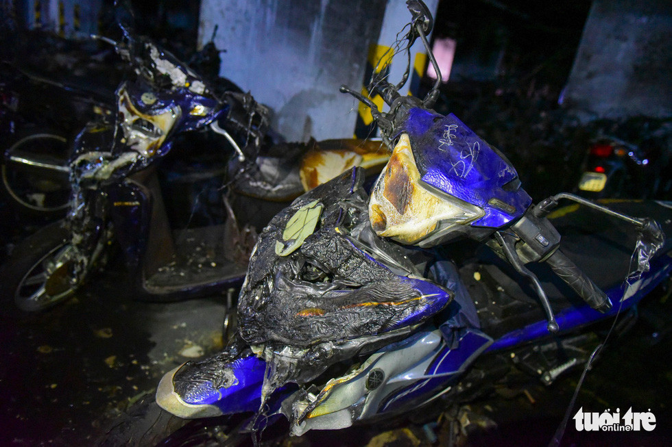 Có hơn 130 xe máy các loại bị thiêu trụi hoàn toàn sau vụ cháy, nhiều xe khác bị nóng chảy phần vỏ xe.