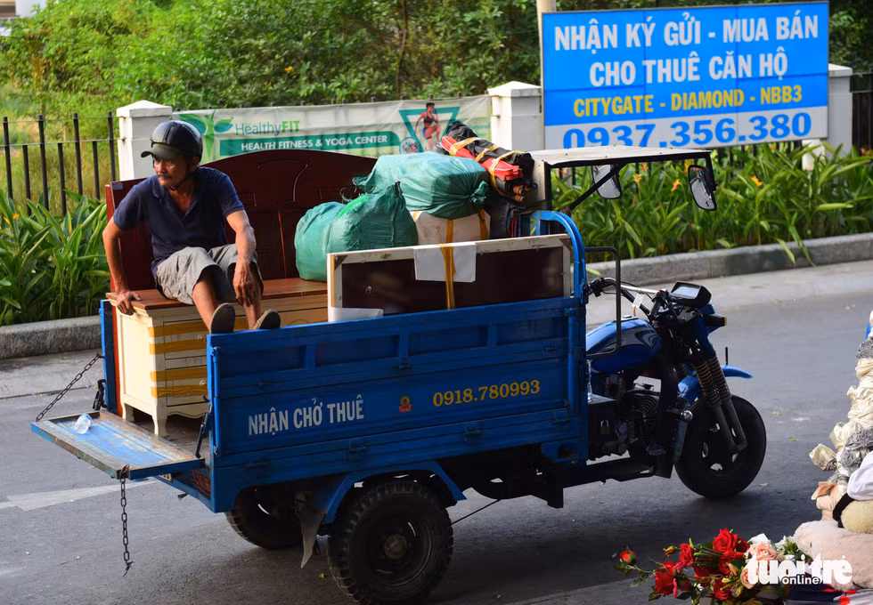 Những chuyến xe ba gác hoạt động liên tục tại chung cư Carina Plaza suốt cả ngày nay.