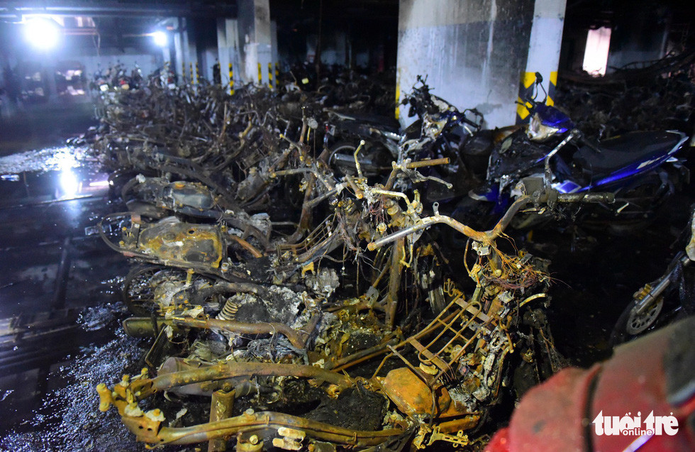 Loạt xe máy cháy trơ trọi chỉ còn lại khung sắt.
