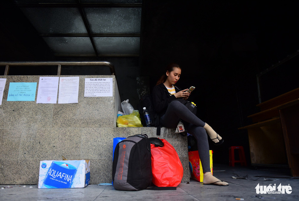 Chị Quý quay về chung cư Carina Plaza lấy một số đồ thiết yếu như giấy tờ, quần áo. Những ngày này, chị đi ở nhờ nhà bà con bên quận 7.