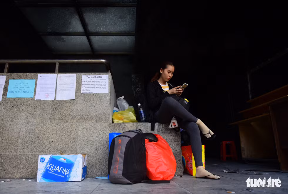 Chị Quý quay về chung cư Carina Plaza lấy một số đồ thiết yếu như giấy tờ, quần áo. Những ngày này, chị đi ở nhờ nhà bà con bên quận 7.