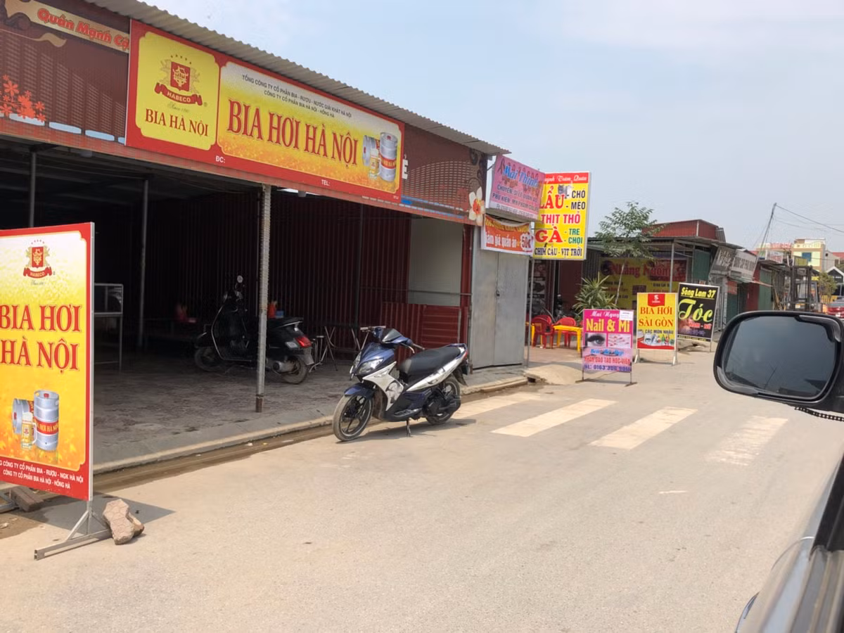 Khu đất công biến thành hàng loạt nhà hàng, điểm kinh doanh dịch vụ.