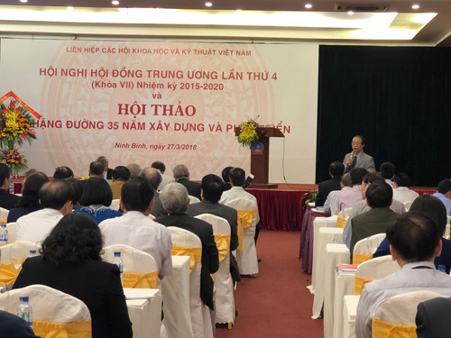 TS Phạm Văn Tân – Phó chủ tịch kiêm Tổng thư ký Liên hiệp Hội Việt Nam trình bày báo cáo đề dẫn tại hội thảo