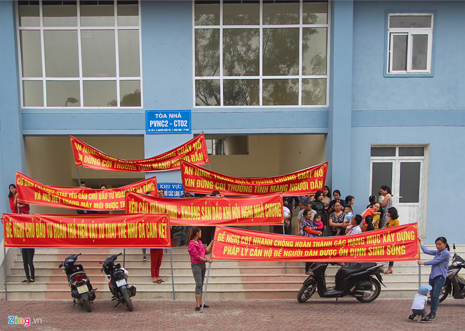 Ngày 27/3, nhiều cư dân ở Tòa nhà chung cư PVNC2- CT02 đã in băng rôn khổ lớn và tập trung tại sảnh “khẩn cầu lãnh đạo tỉnh và cơ quan chức năng".