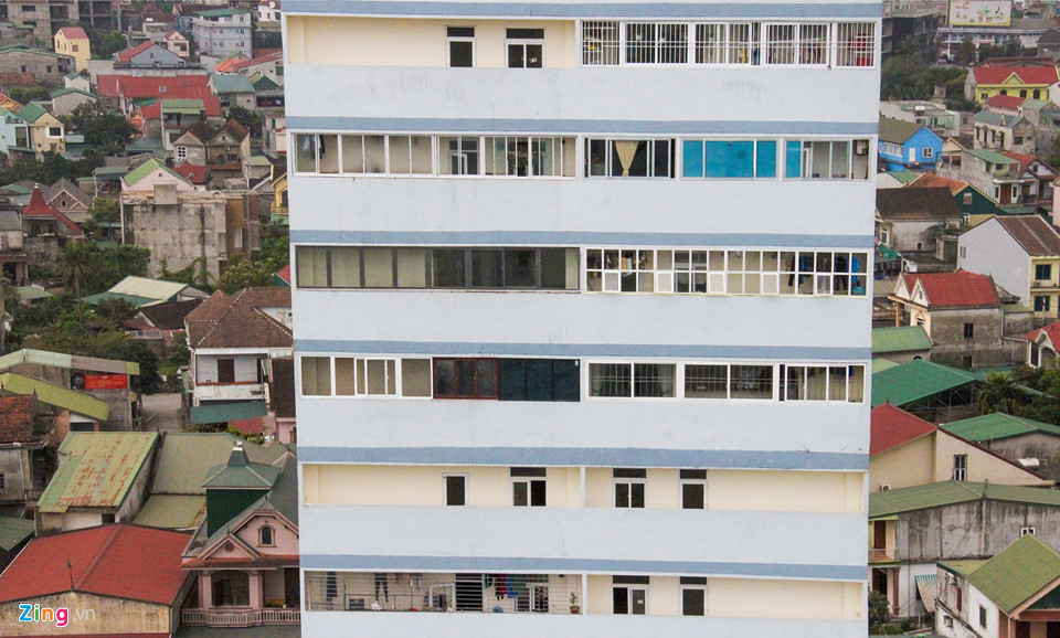 Theo phản ánh các hộ dân, vào ở được hơn 4 tháng nhưng hệ thống PCCC chưa có, ngoài ra, chủ đầu tư còn có những dấu hiệu vi phạm như: bán chui căn hộ; thu tiền không có hóa đơn; chậm tiến độ so với cam kết tại hợp đồng nhưng không bồi thường; xây dựng sai thiết kế; bàn giao căn hộ không đúng quy định; dự án xuống cấp nhanh, thu phí tùy tiện không theo quy định…