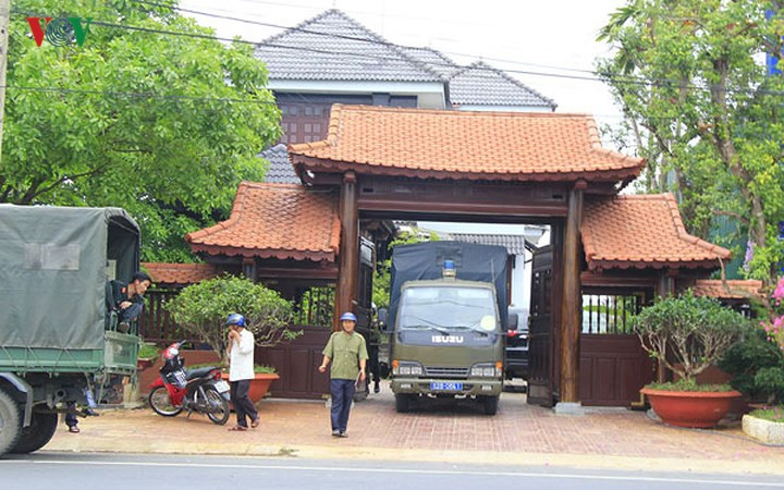 Liên quan đến vụ việc, trước đó vào khoảng 11h trưa ngày 27/3, anh Nguyễn Mạnh Cương (30 tuổi) và bạn là anh Lê Văn Xuân (36 tuổi) cùng ở huyện Thanh Chương, tỉnh Nghệ An đang đánh bida tại quán Bida Giải khát Hải Sơn, số 72 Lê Quý Đôn, thành phố Kon Tum thì bị một số đối tượng lạ mặt xông vào quán dùng súng bắn nhiều phát. Sau khi trúng đạn anh Cương bỏ chạy được hơn 10 mét sang phía bên kia đường thì gục chết. Nạn nhân còn lại là Lê Văn Xuân bị thương nhanh chân chạy thoát.