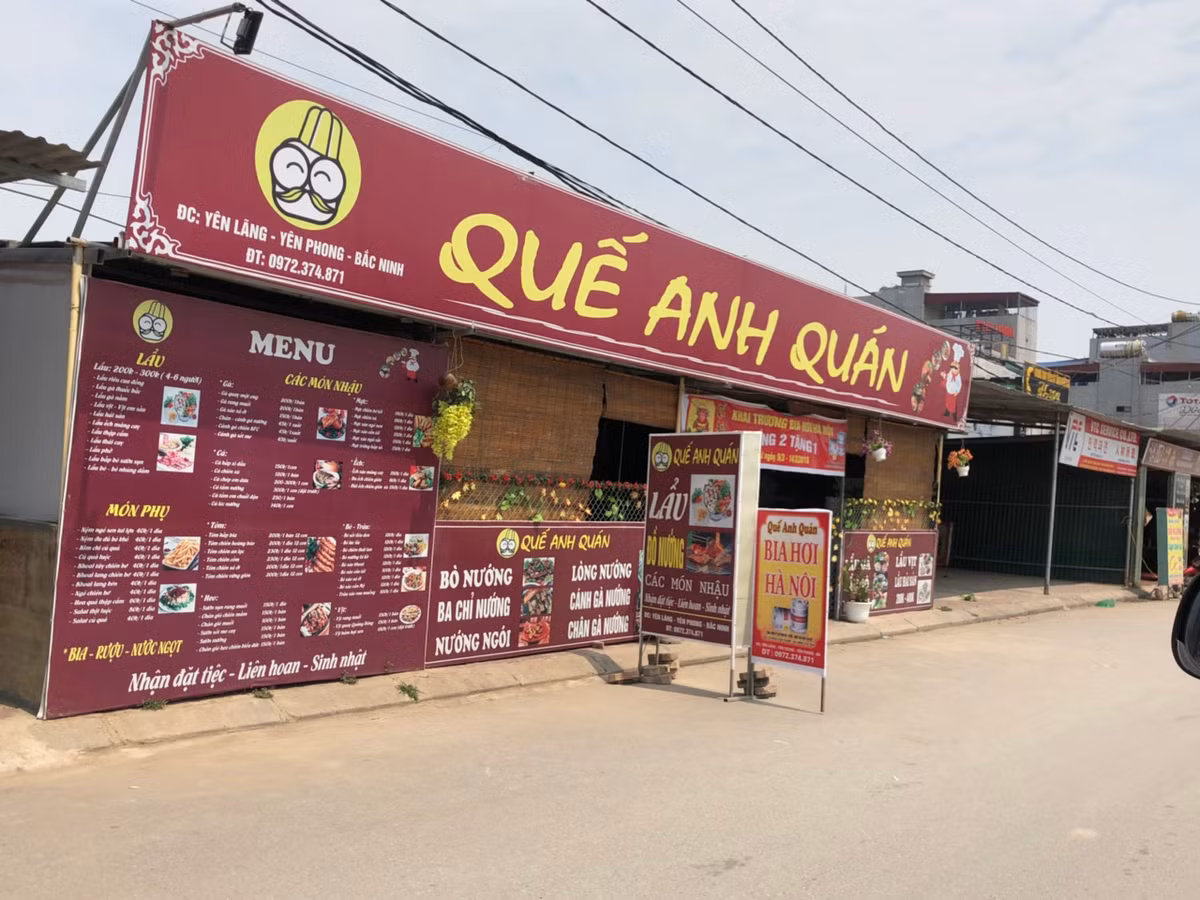 Hàng quán được dựng lên hoạt động một cách rầm rộ.