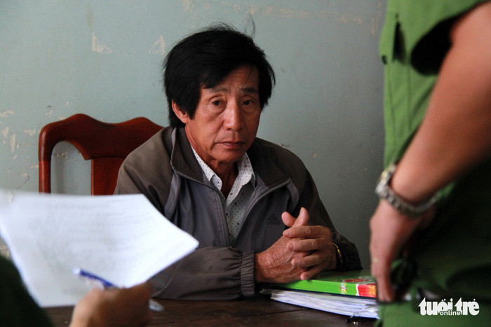 Ông Huỳnh Bê tại UBND xã Hòa An lúc chuẩn bị nghe đọc lệnh - Ảnh: TRUNG TÂN