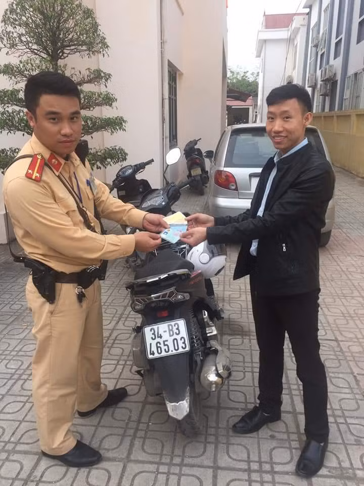 Ha Noi: Canh sat giao thong tra lai tai san nguoi dan danh roi