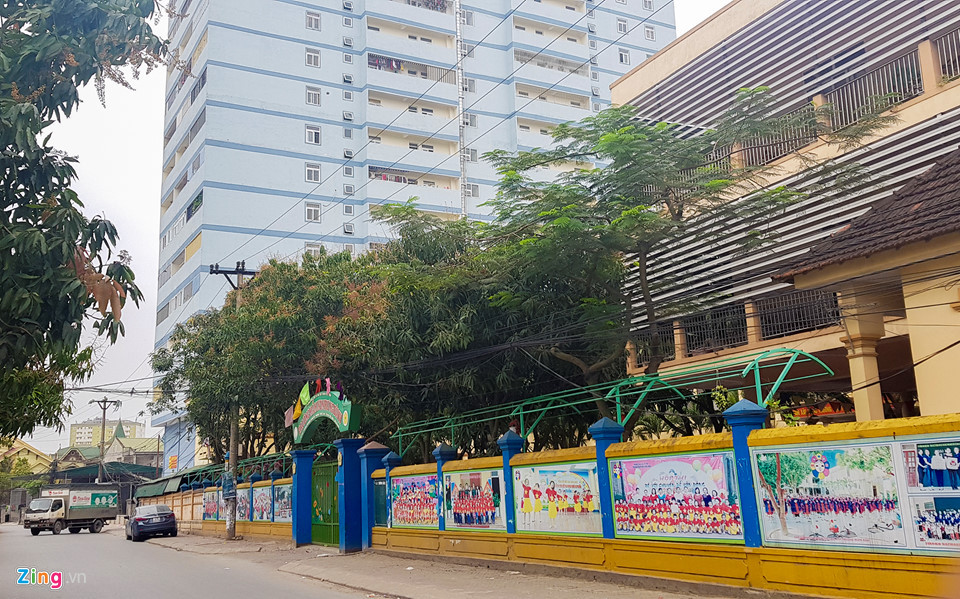 Ngày 28/3, ông Huỳnh Thanh Điền, Phó chủ tịch UBND tỉnh Nghệ An đã chủ trì buổi đối thoại với các các hộ dân, chủ đầu tư chung cư và yêu cầu chủ đầu tư di dời người dân tới nơi ở khác đến khi công trình hoàn thiện.