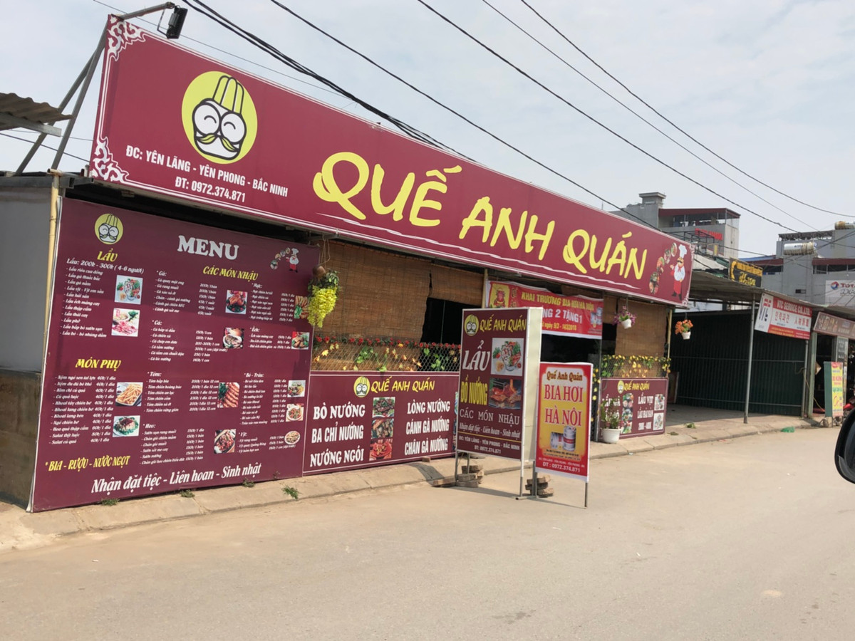 Hàng quán được dựng lên hoạt động một cách rầm rộ.