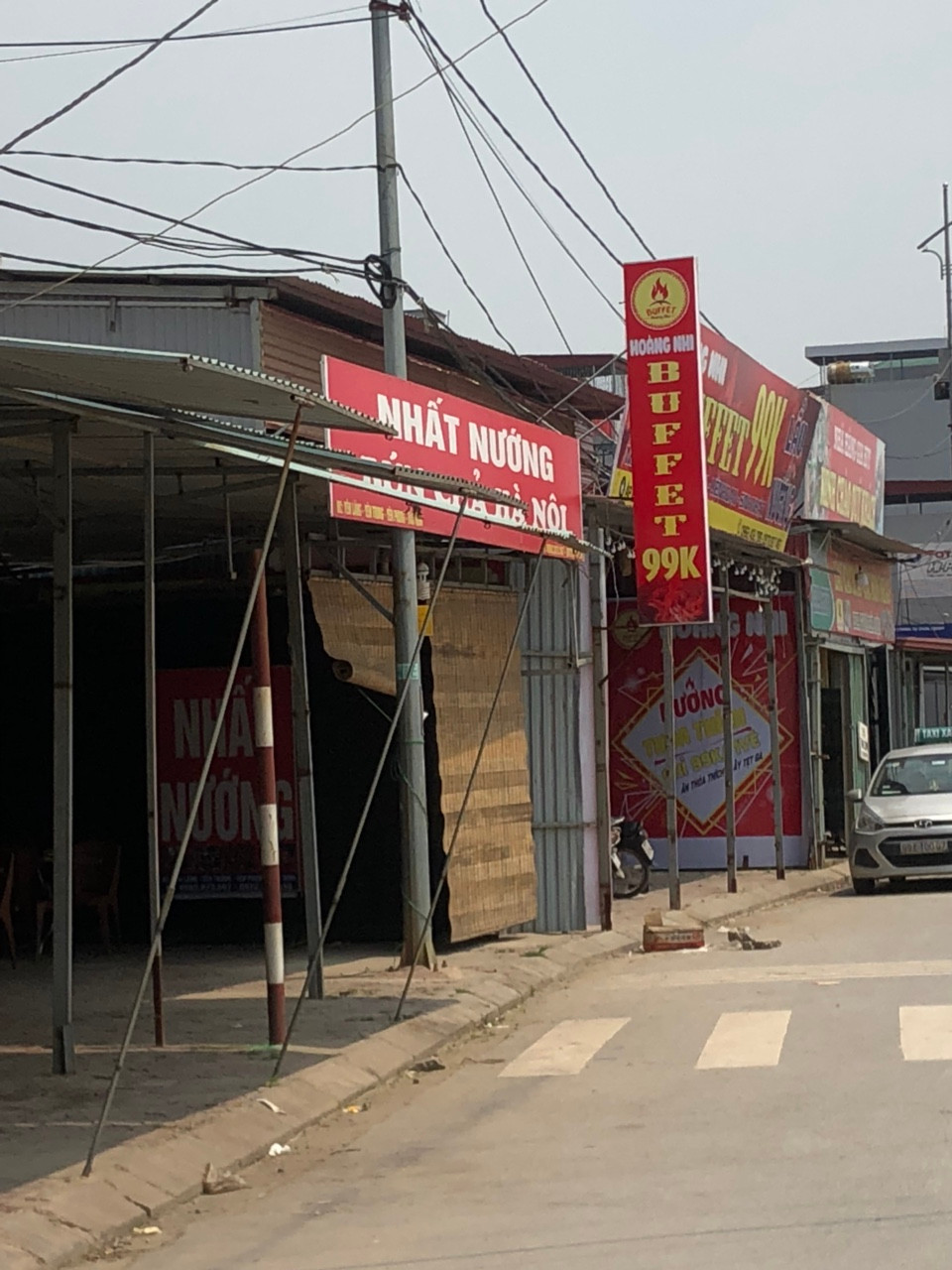 Quán nhậu, nhà hàng tràn lan.