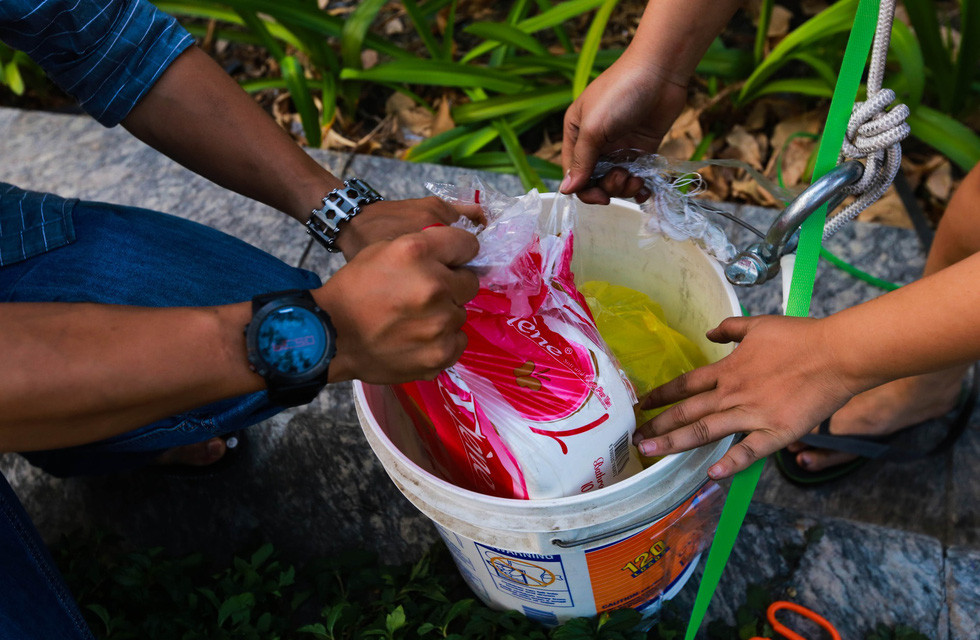 Nhiều người dân do ở trên tầng quá cao, họ dùng xô buộc vào ròng rọc vận chuyển đồ ra khỏi chung cư.