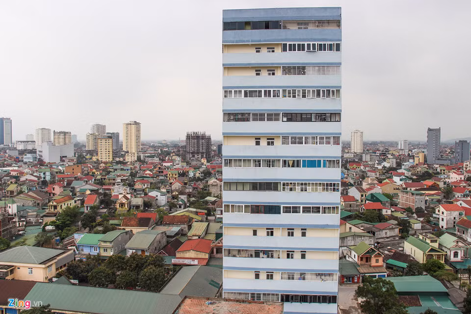 Chung cư PVNC2- CT02 (ở số 6 đường Nguyễn Quốc Trị, phường Hưng Bình, TP Vinh, Nghệ An) do Công ty CP đầu tư sản xuất và thương mại Thành Vinh làm chủ đầu tư với 18 tầng, có 168 căn hộ. Công trình này được phê duyệt xây dựng từ năm 2013.