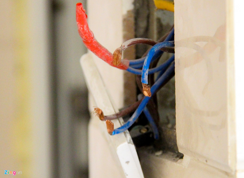 Ngoài ra nhiều thiết bị điện, ổ cắm, hệ thống thang máy chưa đảm bảo.